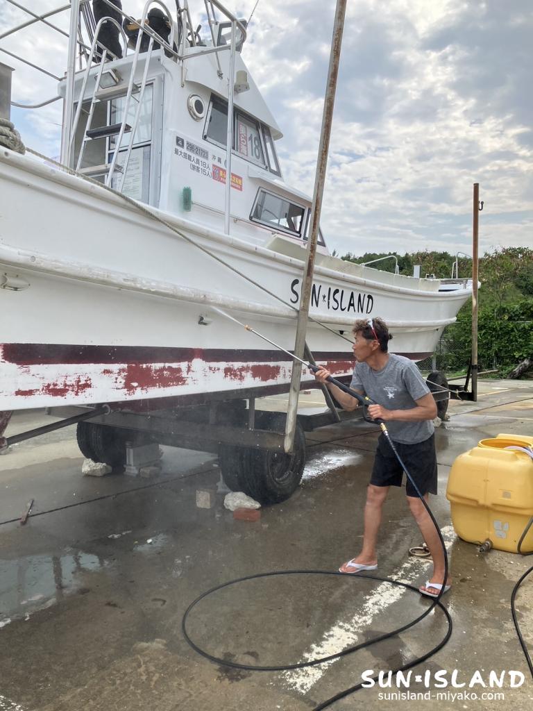 高圧洗浄機を使い船底清掃