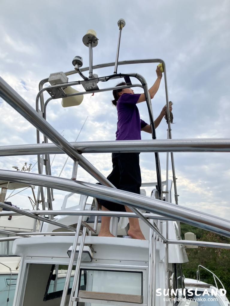 船体ワックスがけの様子