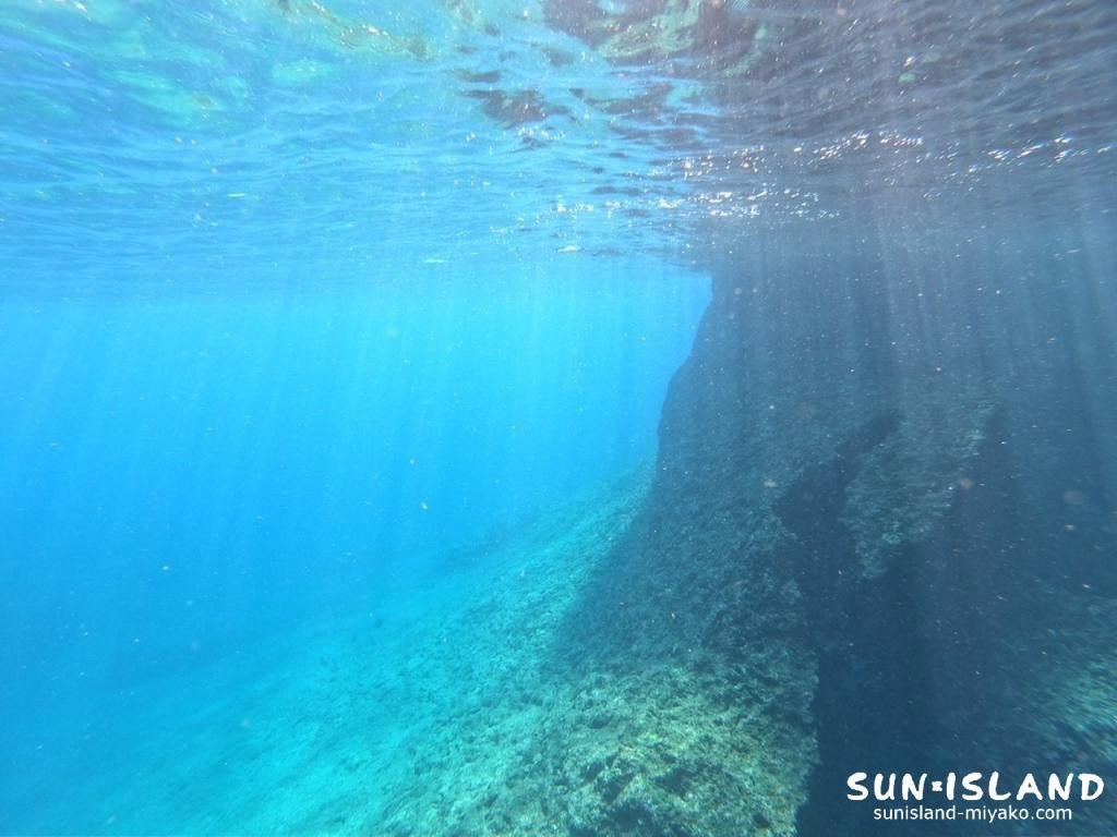 スネークホール横の崖際