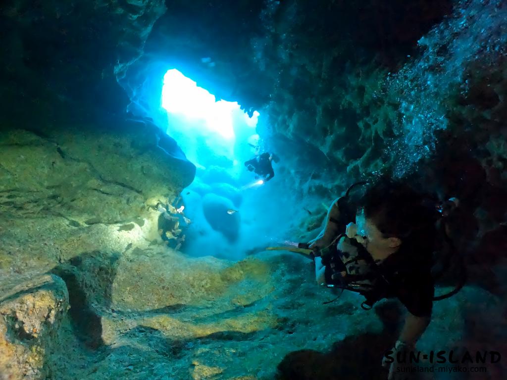 伊良部島エリアダイビングスポット・ポイント『スネークホール」