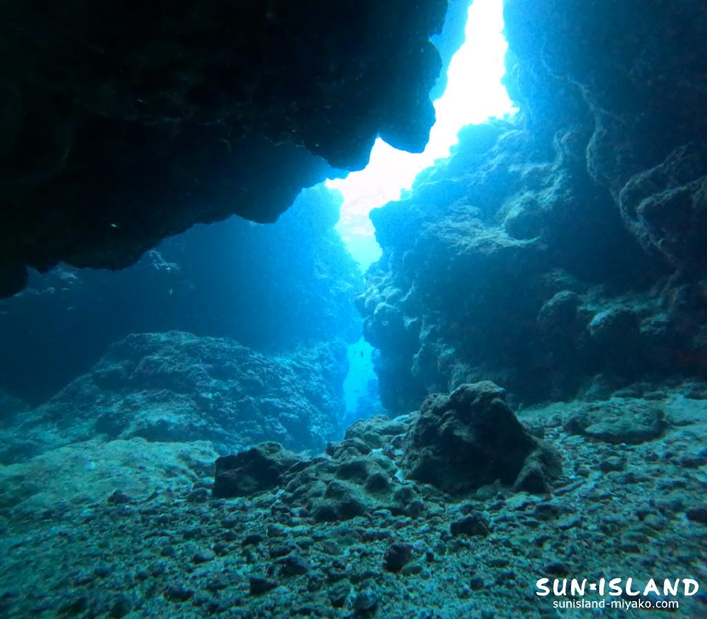 下地島 中の島チャネル 青みが誇張されたクレパス