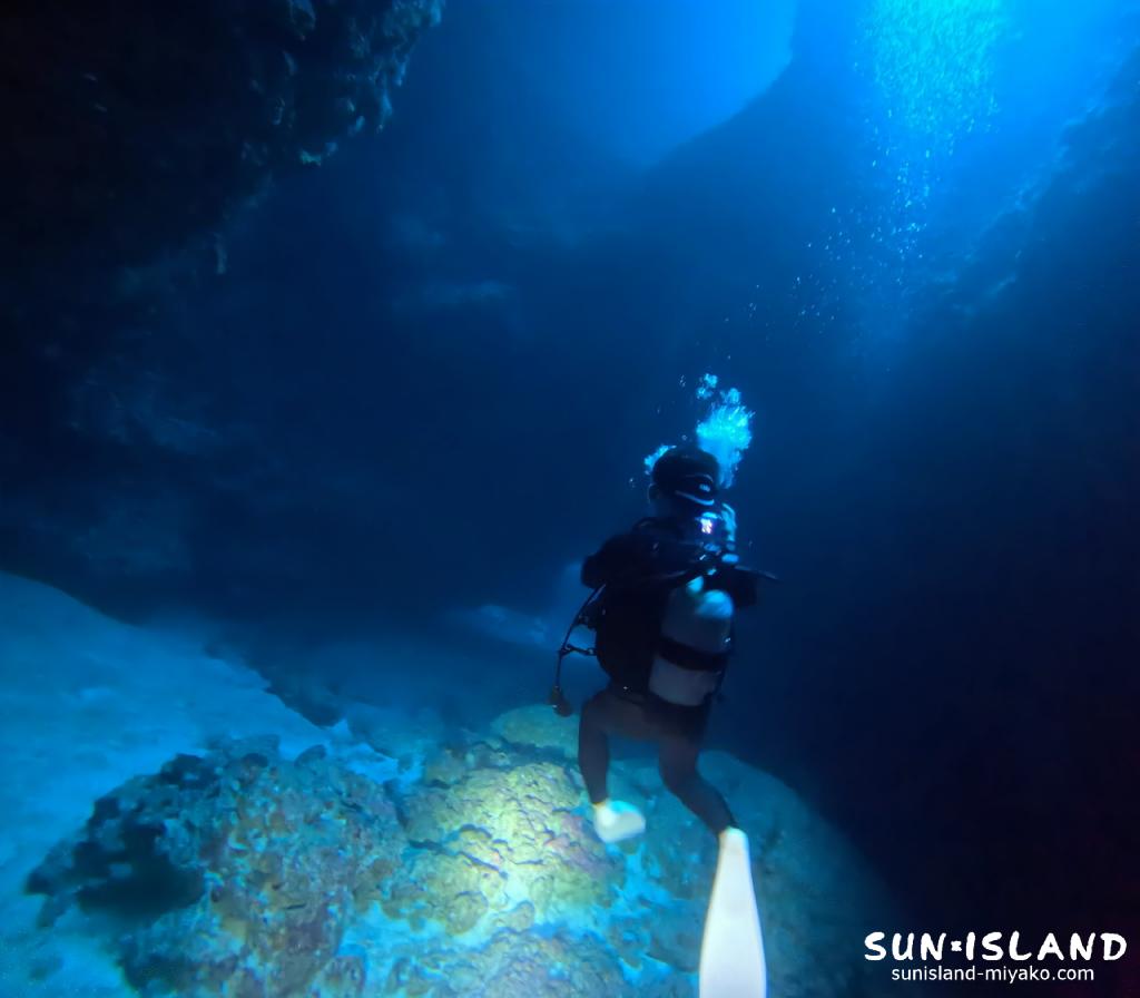 女王の部屋 縦穴からの光