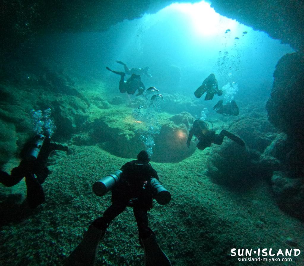 マリンレイク縦穴、光に向かって浮上する