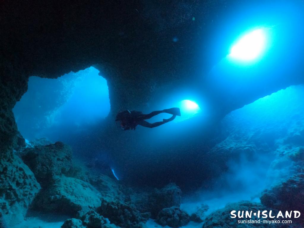 暗い洞窟から青い光が差し込んでいる造形