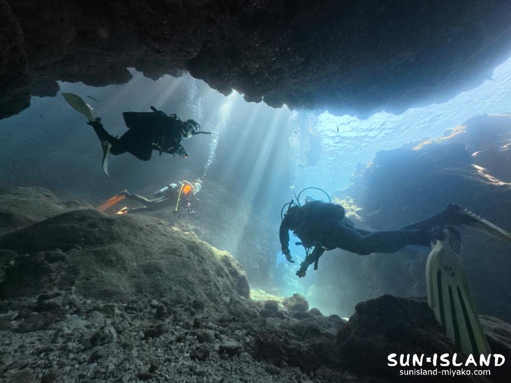 宮古島の光り輝く洞窟の風景