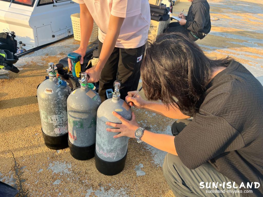 宮古島ダイビング 疲れにくいエンリッチドエア(ナイトロックス)の分圧測定をしているゲスト