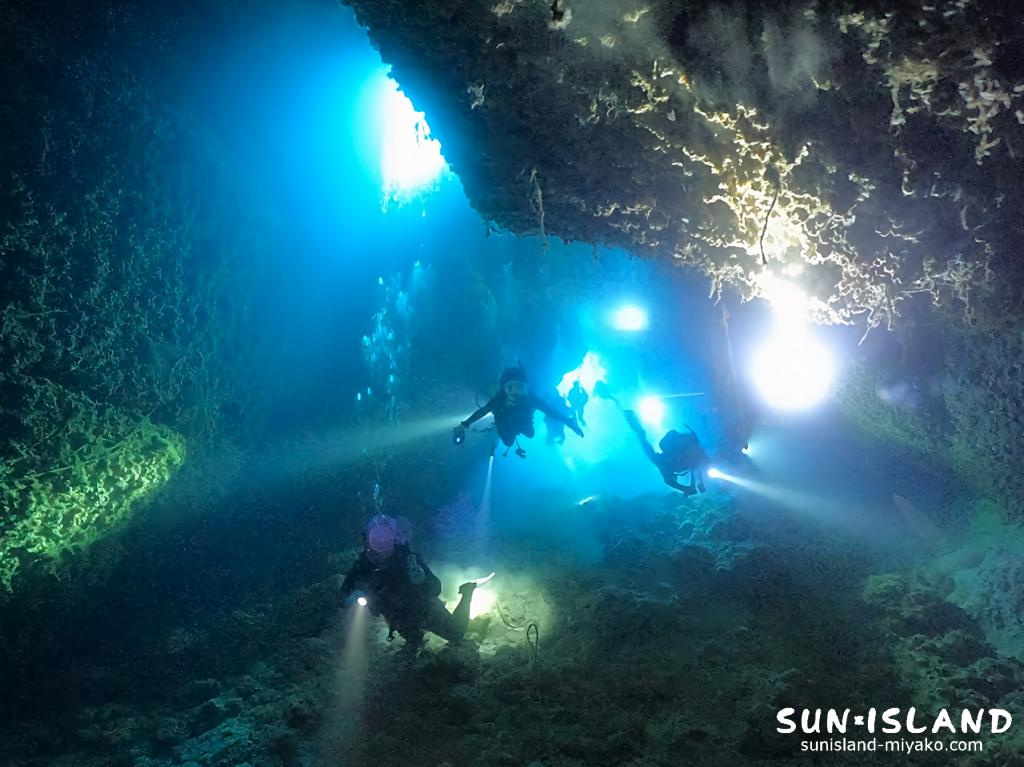 宮古島の洞窟から見える青い光 ダイバーへのご褒美