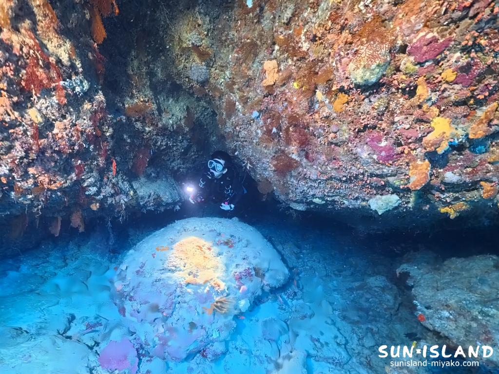 宮古島の隠れた地形スポット、グーニーズケーブ内の名もなき洞窟を探検