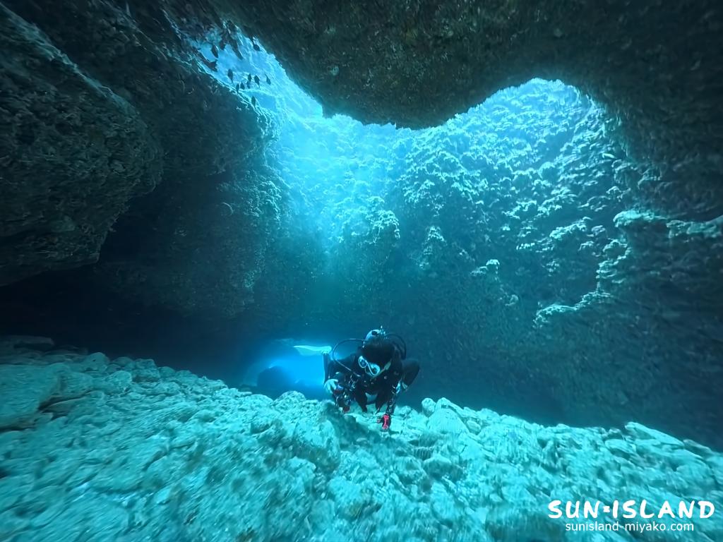 宮古島・下地島エリアのダイビングスポット「グーニーズケーブ」出口の青い光
