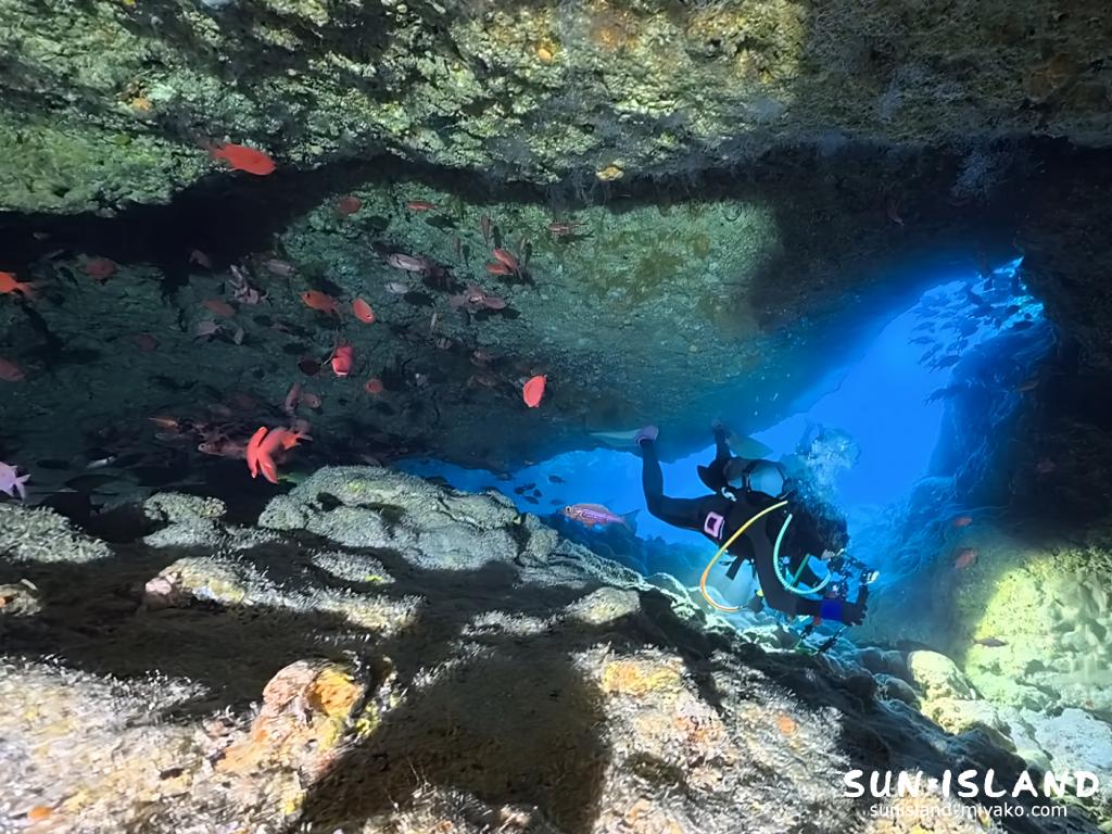 伊良部島のダイビングスポット「ワープホール」の洞窟入口へ向かうダイバー
