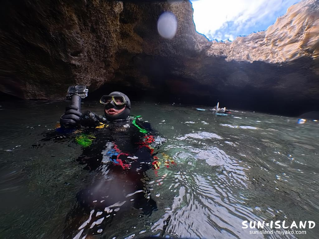宮古島・伊良部島の島内にある不思議な浮上ポイント「白鳥ホール」で水面に顔を出す様子