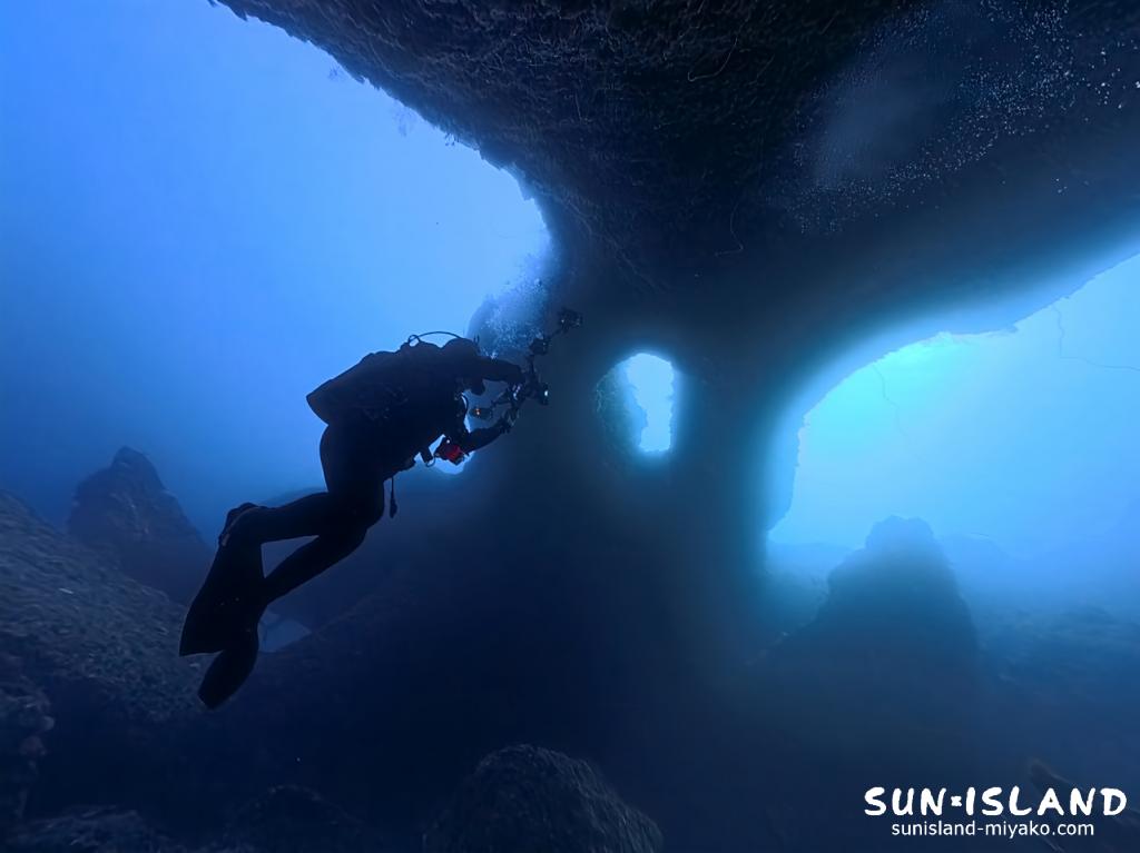 宮古島・下地島L字アーチの底から見上げた3つの穴。地形ダイビングの造形美