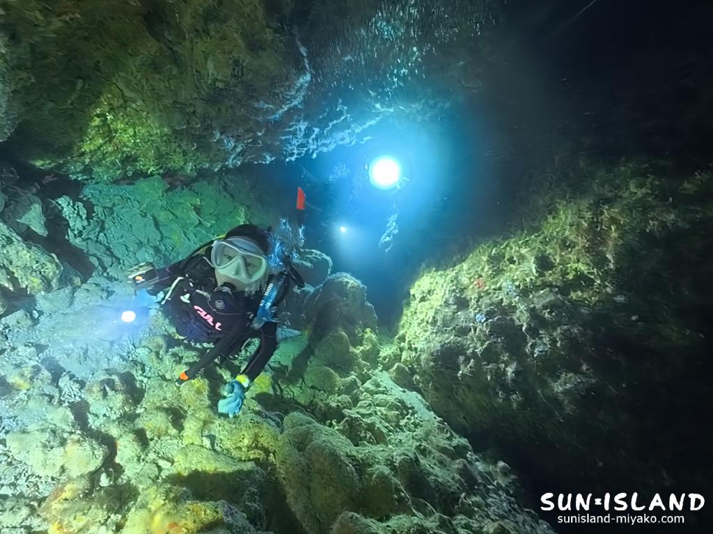 宮古島 ダイビング グーニーズケーブ 洞窟探検 ライトの光
