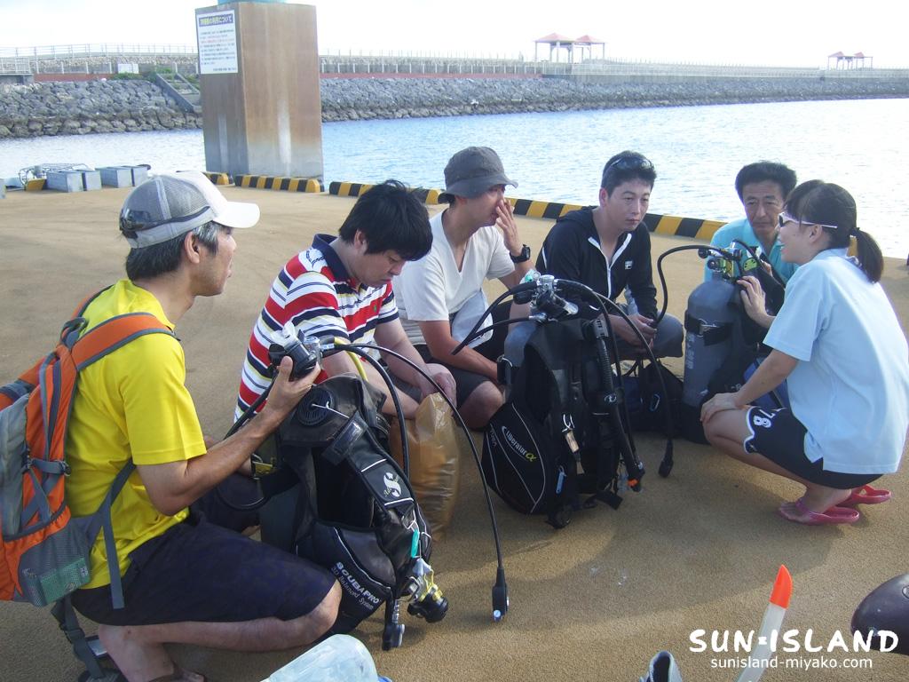 宮古島ダイビングショップ・サンアイランドでのブランクダイバー向け器材レクチャーの様子