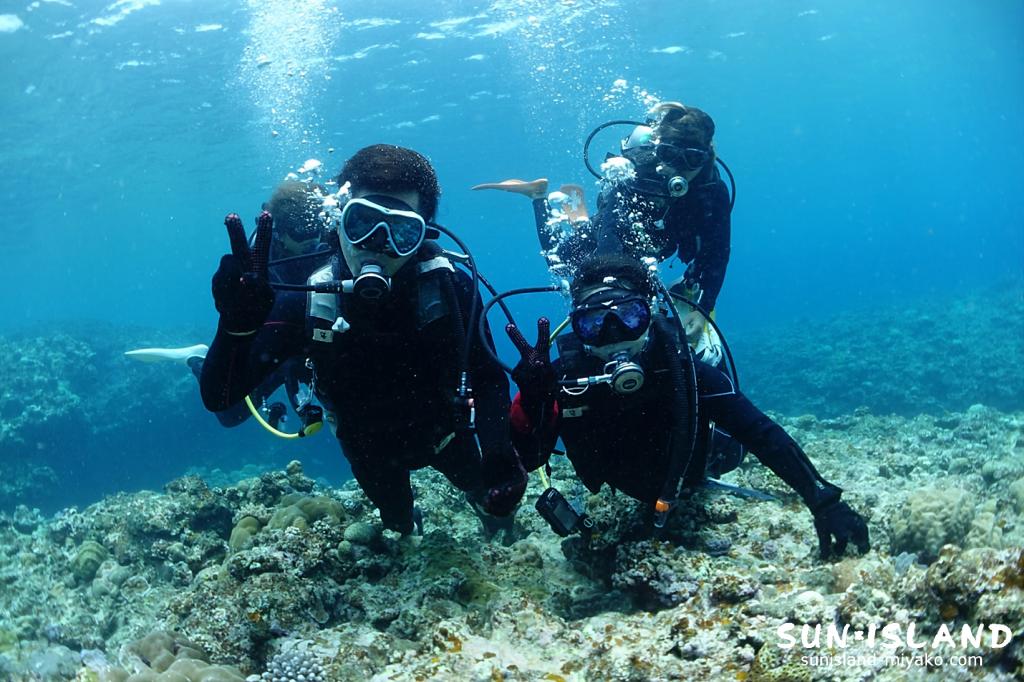 宮古島の穏やかな浅瀬でダイビングスキルを復習するブランクダイバー