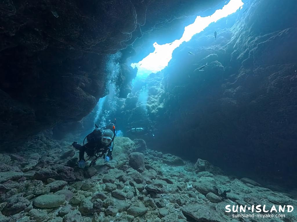 宮古島ダイビングポイント「中の島チャネル」の迷路のような地形を探検する様子。