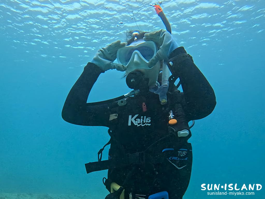 宮古島でのPADIライセンス講習。安定した浮力でマスククリアをこなす様子。