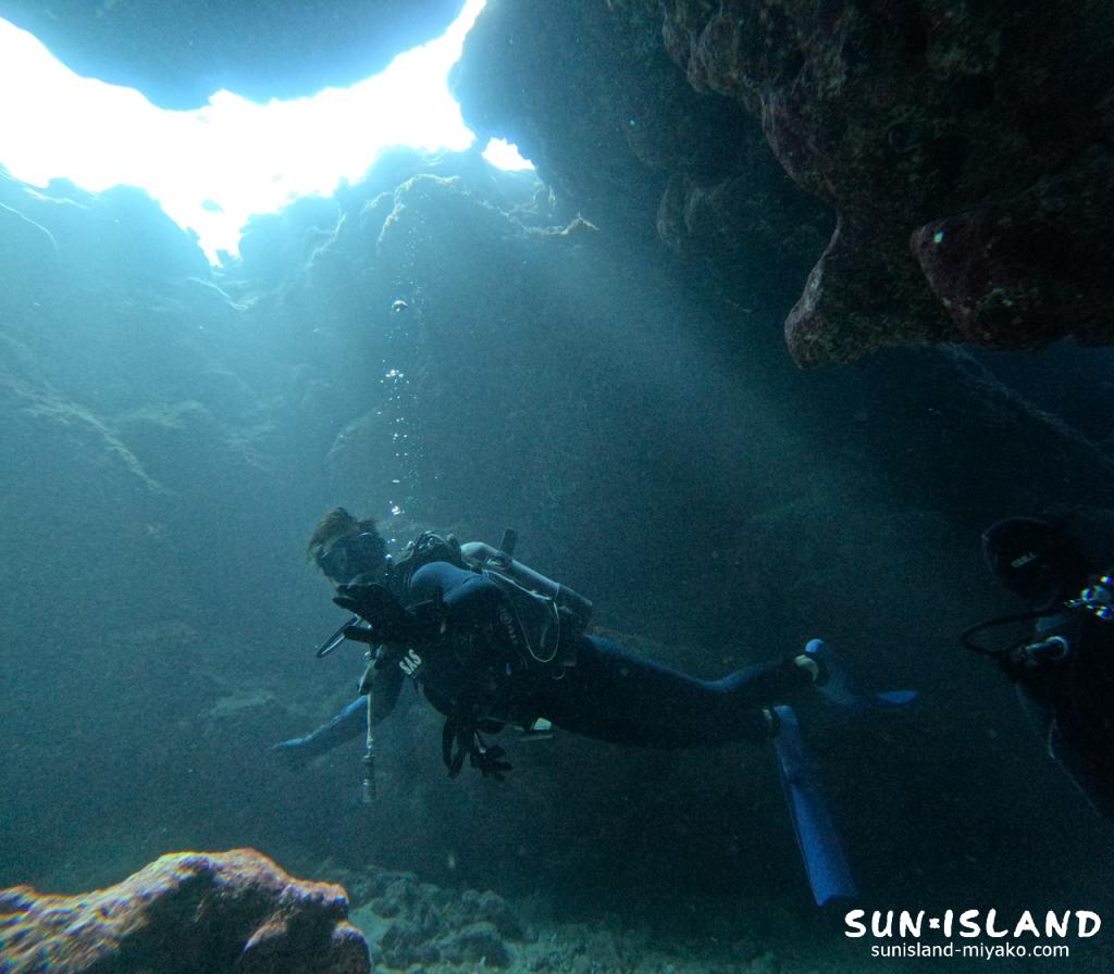 中の島チャネル クレパスに光が差し込む様子