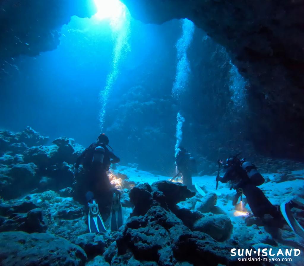 クロスホール 縦穴から光が差し込んで青みが広がる様子