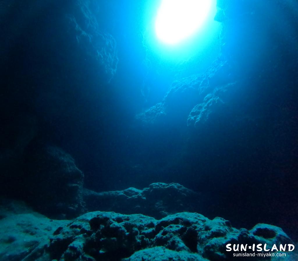 中の島ホール 縦穴に差し込む光