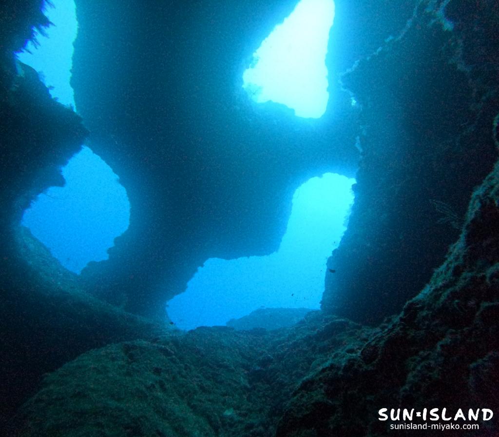 アントニガウディ 見上げた時の複数の穴