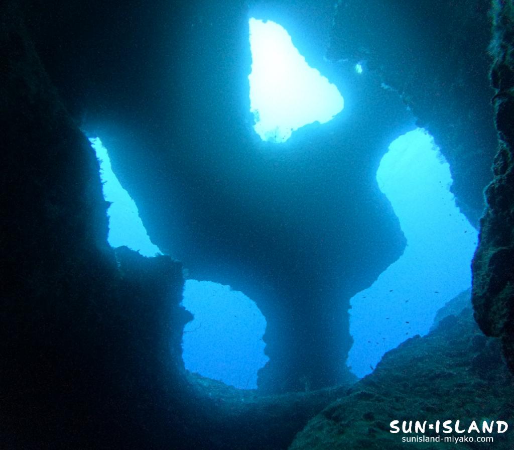 アントニガウディ 下から見上げた時の穴の造形