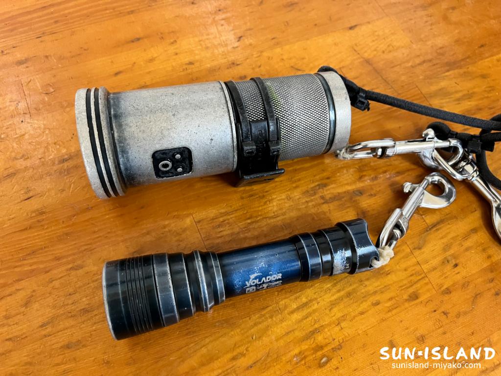 地形ダイビングでのメインライトとバックアップライトの携行例