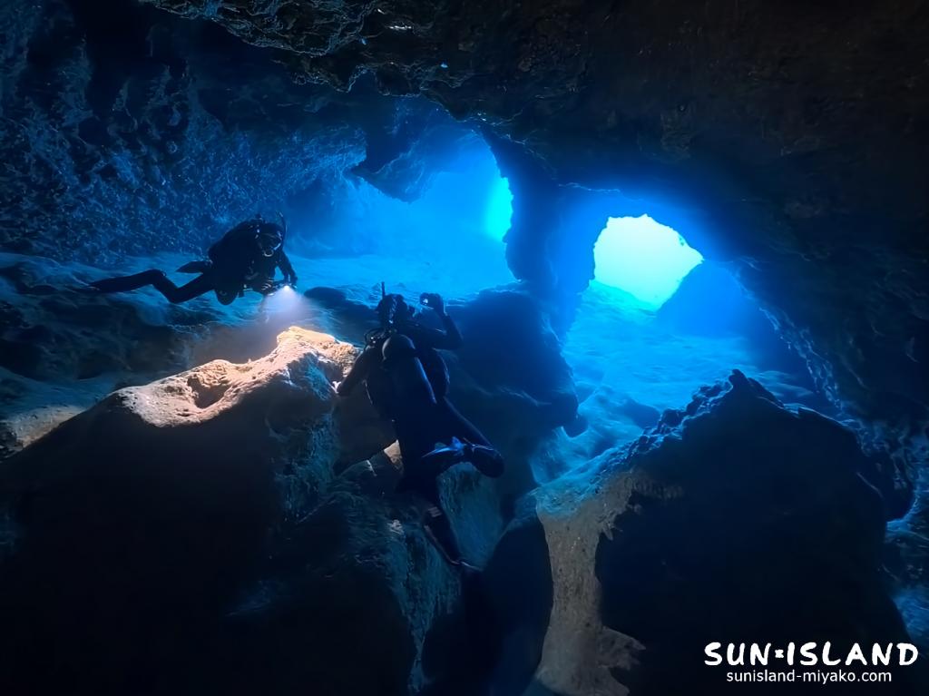 宮古島 ミニ通り池の二又の穴から見渡す幻想的な青