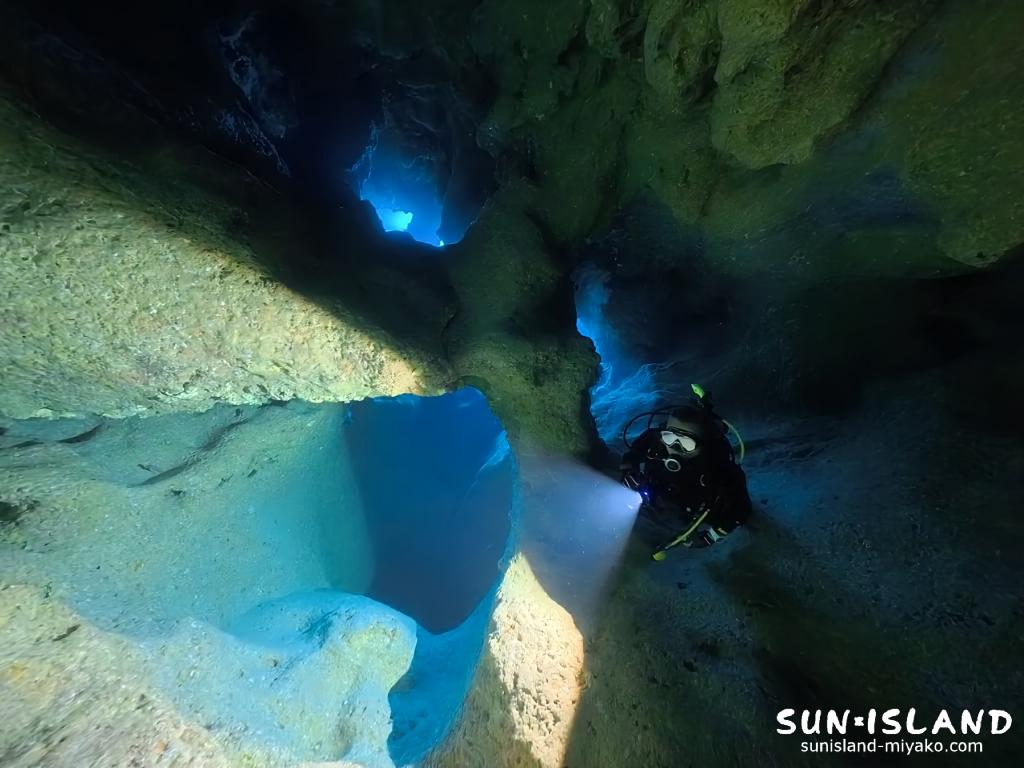 宮古島 ミニ通り池の三叉の穴（メルセデスベンツのマーク状）から差し込む光と青