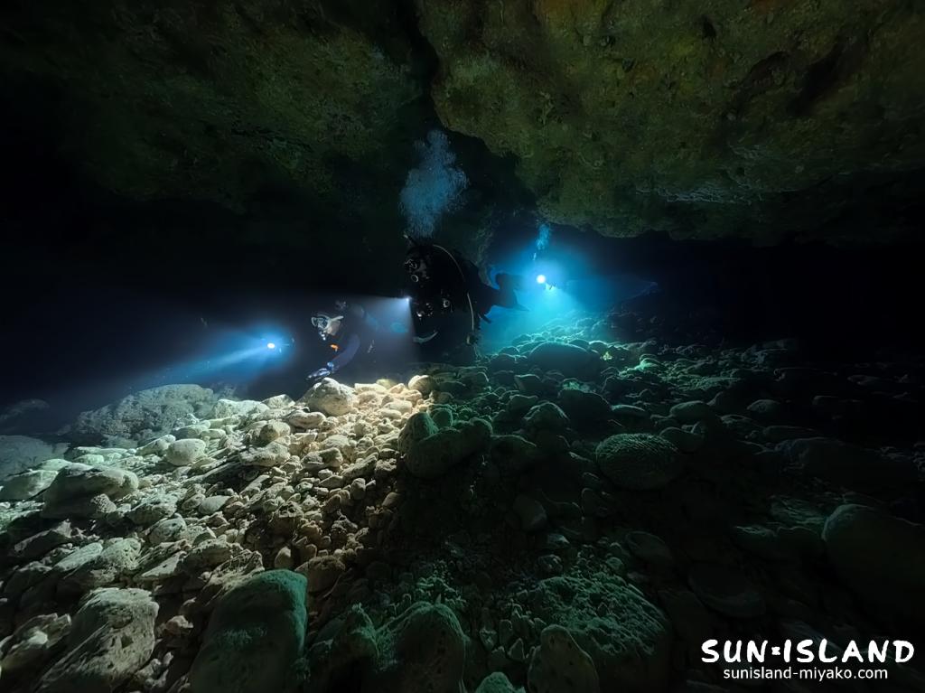 宮古島ダイビング 魔王の宮殿 洞窟内部 水中ライト