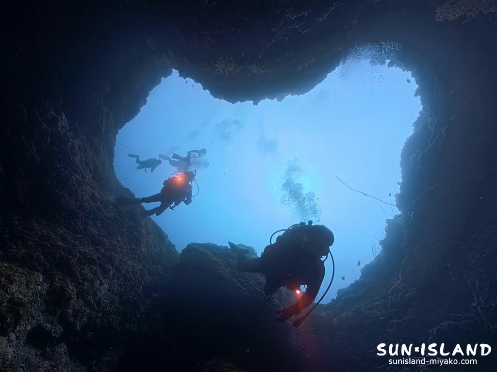 宮古島ダイビング 女王の部屋 侵入口 青 太陽