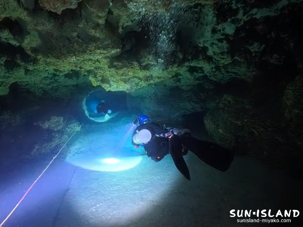 久米島 ヒデンチガマ 内部 海中鍾乳洞 ケーブダイビング