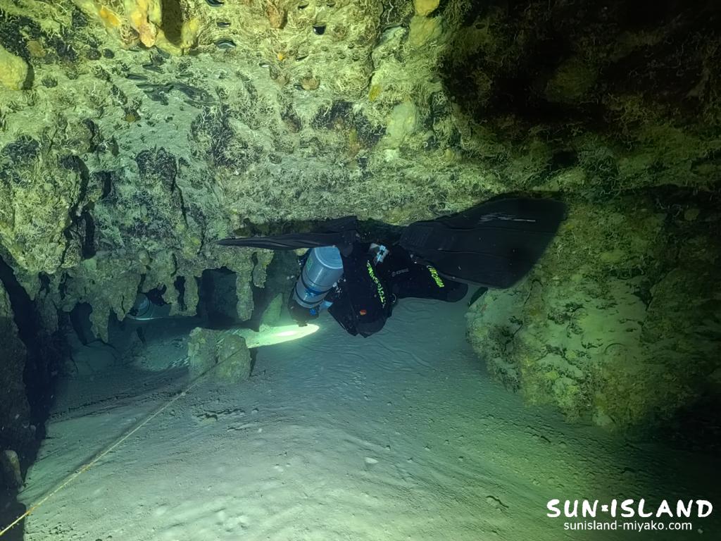 久米島 ヒデンチガマ 鍾乳石 一万年前 海中洞窟