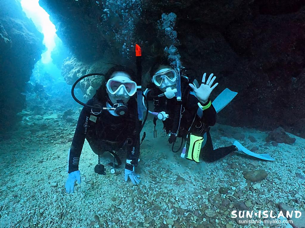 ガイドがゲストのすぐそばで、目線を合わせながら優しくOKサインを出している