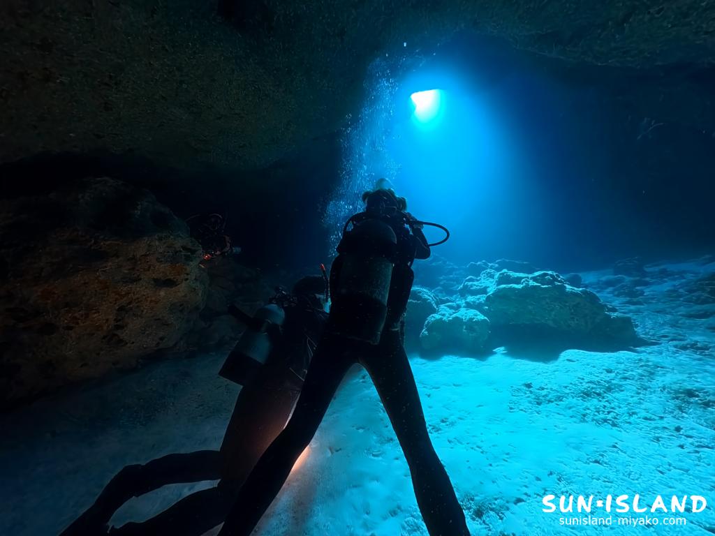 宮古島ダイビング クロスホール レーザービーム 光 地形