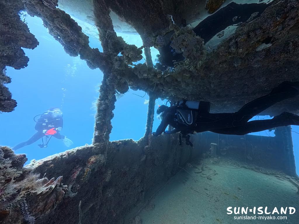 宮古島ダイビング 沈船 操舵室 船内探検 伊良部島