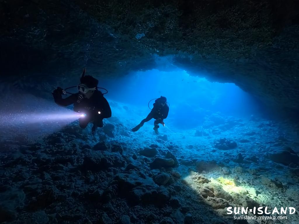 宮古島ダイビング 35ホール 縦穴 瑠璃色 青