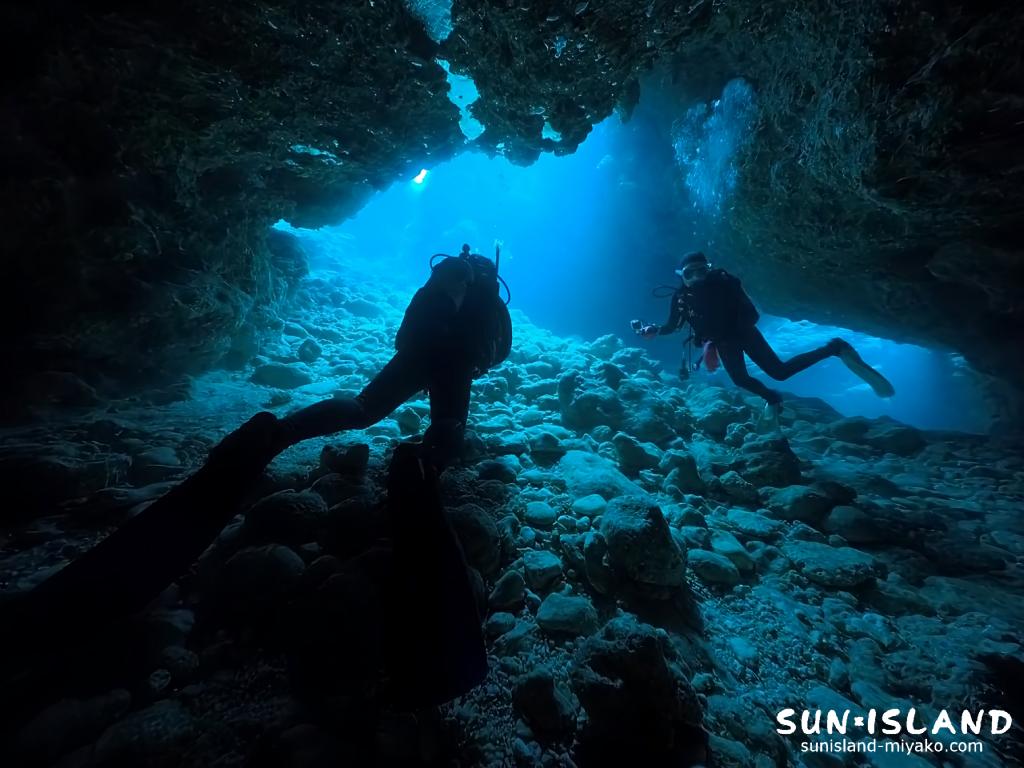 宮古島ダイビング 魔王の宮殿 出入口 洞窟 地形