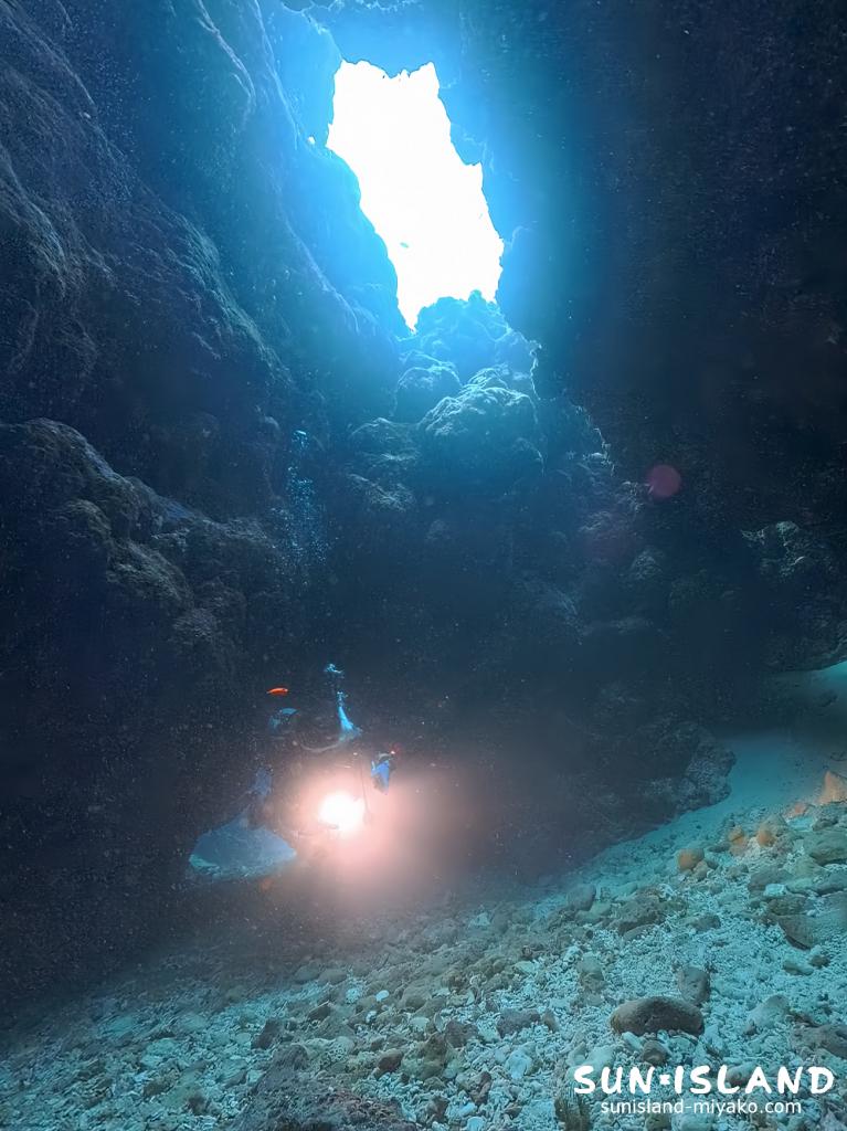 宮古島ダイビング なるほどザ・ケーブ 洞窟 光 地形 下地島