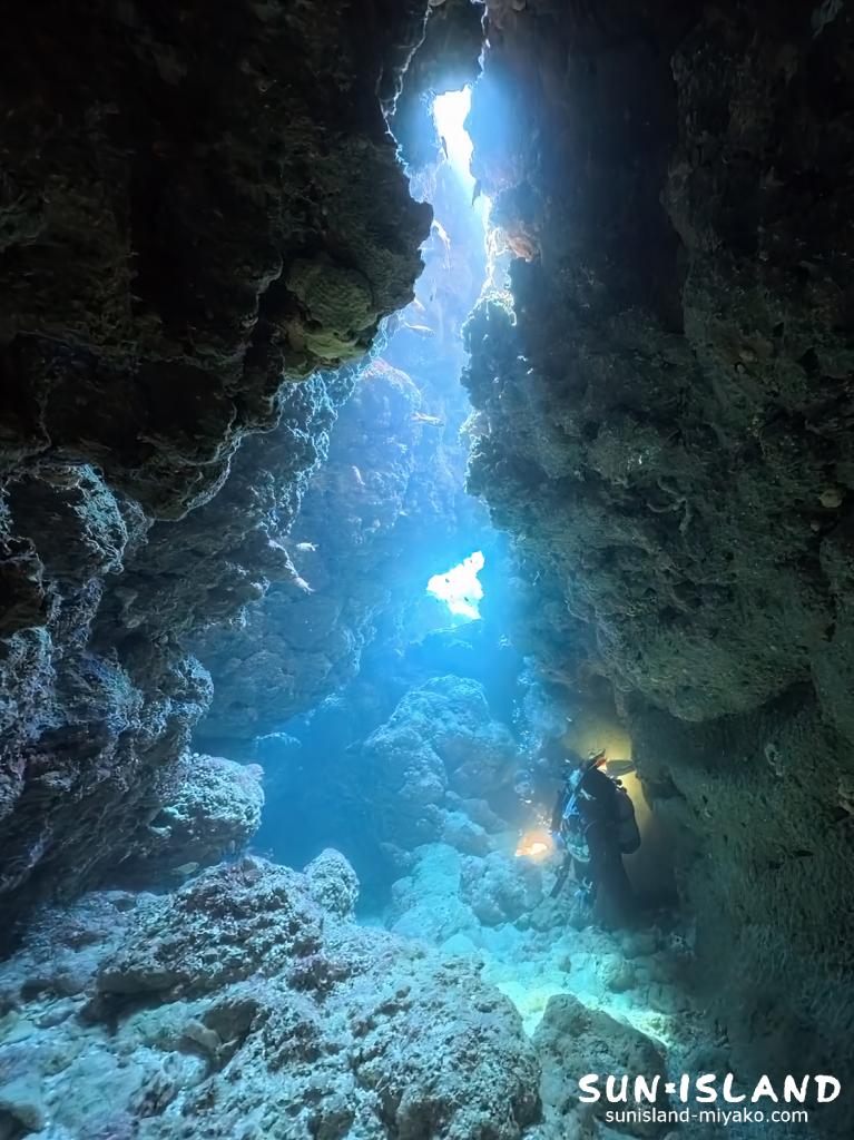 宮古島ダイビング なるほどザ・ケーブ 出口付近 光 洞窟 地形 幻想的