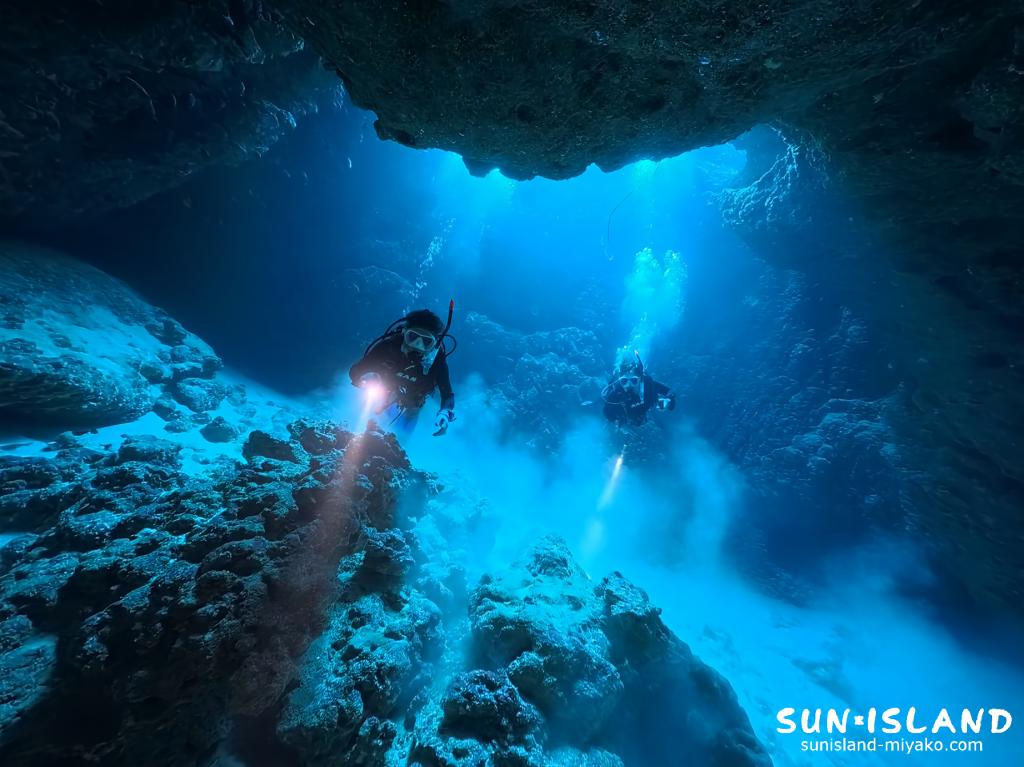 宮古島ダイビング クロスホール 内部 ホール 黒 青 コントラスト 伊良部島