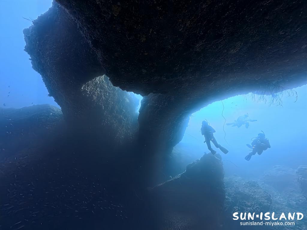 宮古島ダイビング L字アーチ 造形 光 放射状 伊良部島 地形