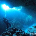 伊良部島ダイビングスポット『クロスホール』の穴の造形は陰影が素晴らしく見応えある