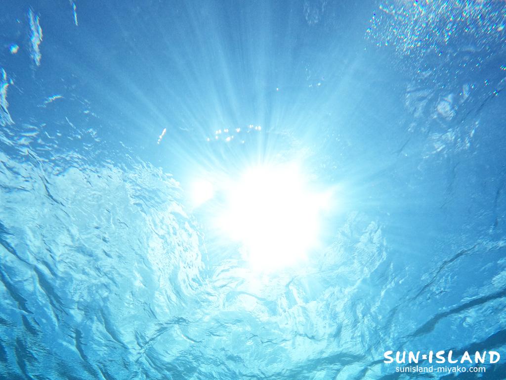 水中に差し込む太陽光