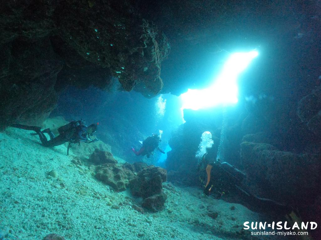 光が差し込むクレパス内の造形が素晴らしい下地島ダイビングスポット『中の島チャネル』
