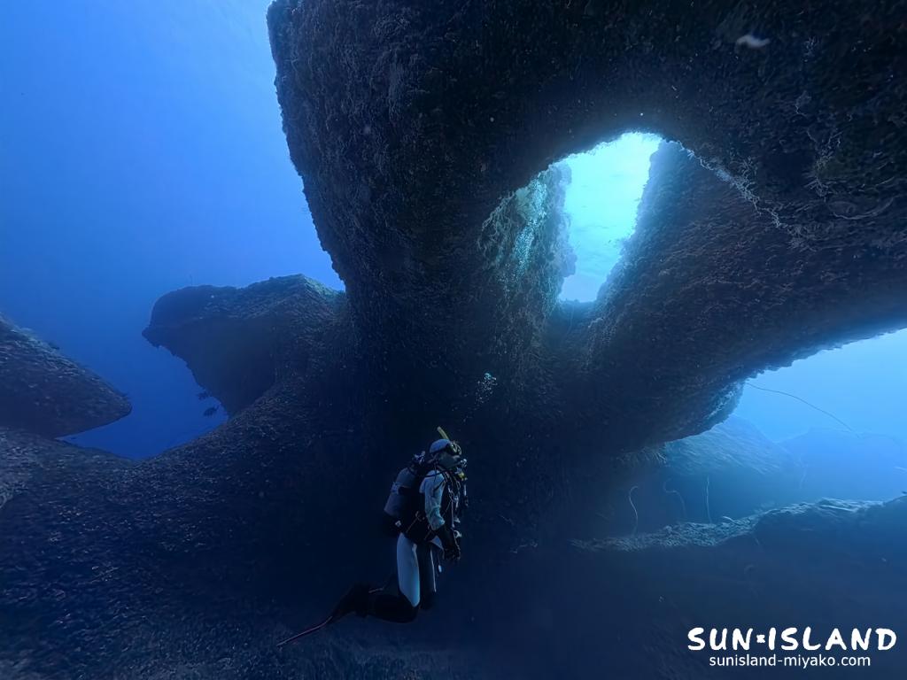 伊良部島ダイビングスポット L字アーチの造形
