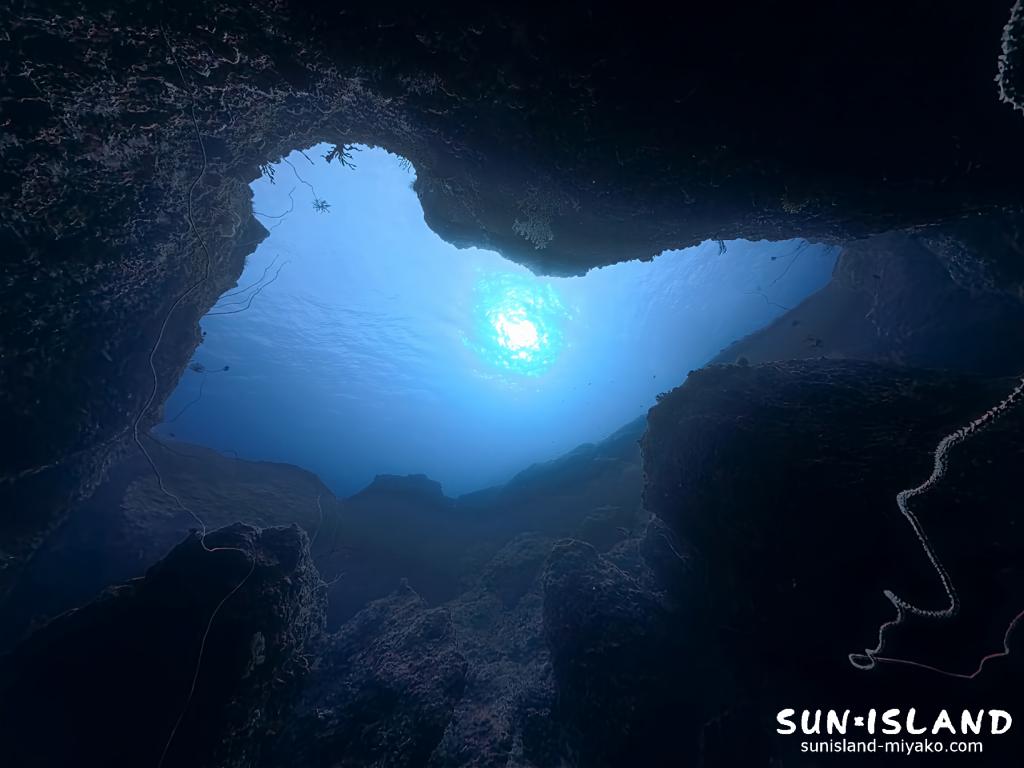 アーチの水底から見上げると、と太陽が重なる見応えある造形