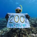 200ダイブの記念のWさん　記念フラッグを持ちお祝い