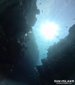 宮古島 チャネルに差し込むキラキラの光