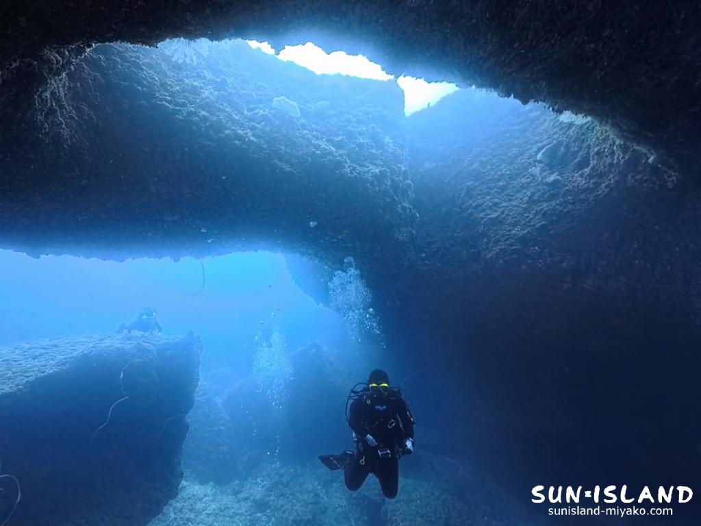 伊良部島最大のダイビングポイント「L字アーチ」を見上げた造形美